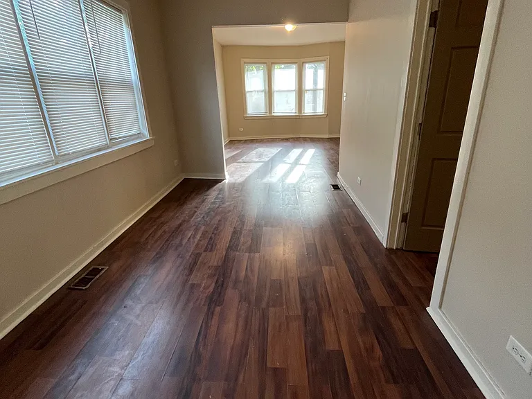 8709 S Escanaba Ave #1F — Photo 1