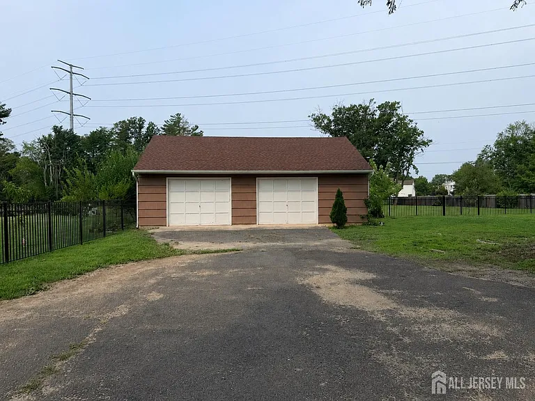 580 Village Rd W — Photo 37