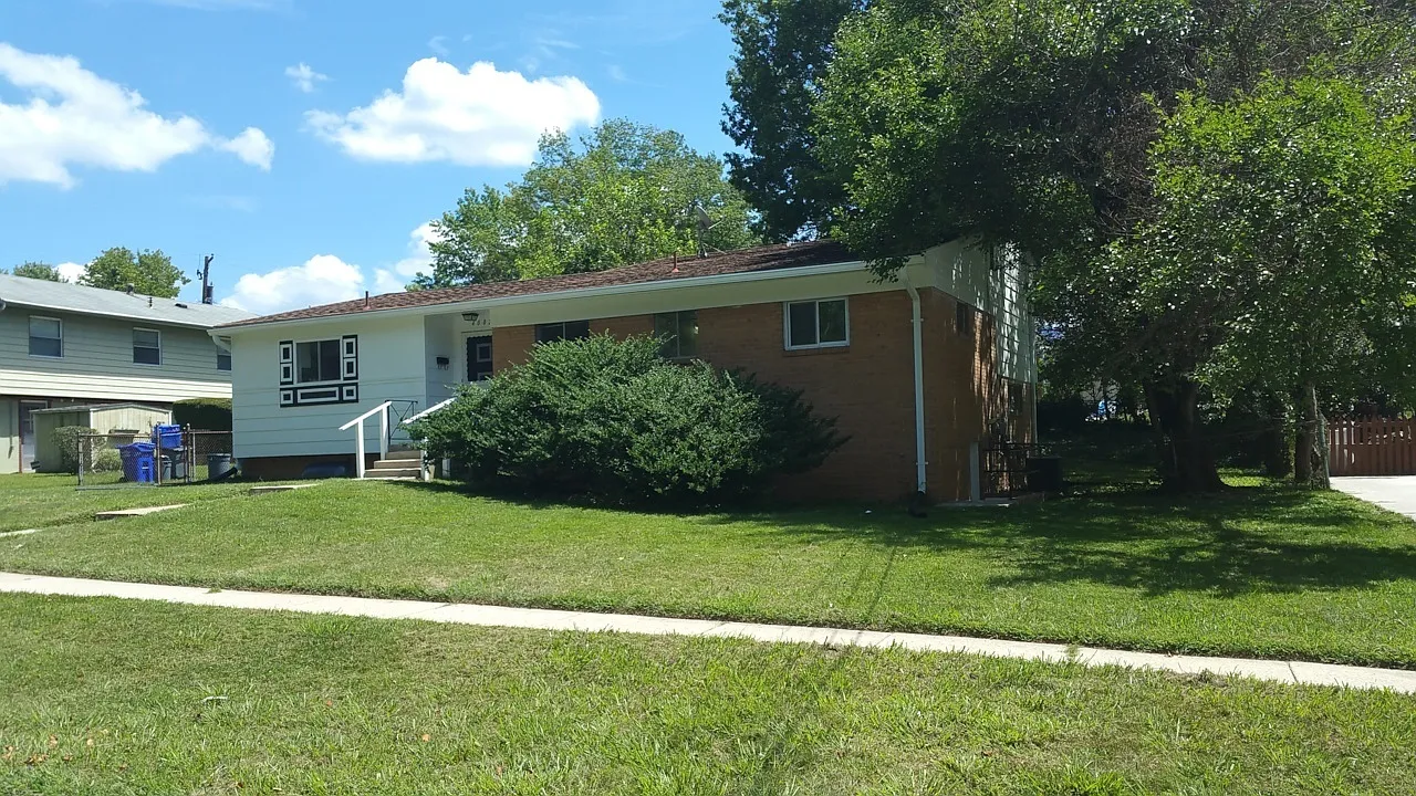 Huge Split Level in Convenient Aspen Hill! — Photo 2