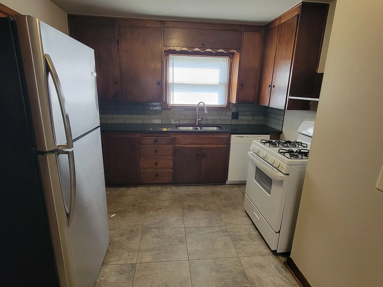 3 bed, 1104 sqft, $1,200 — Photo 2
