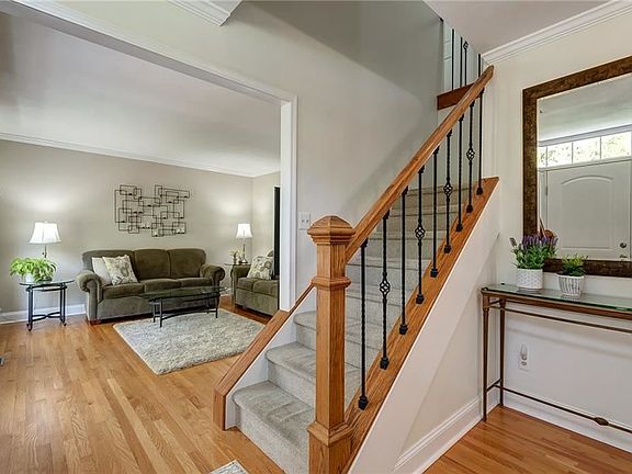 3rd image of 1007 Barnwood Ln