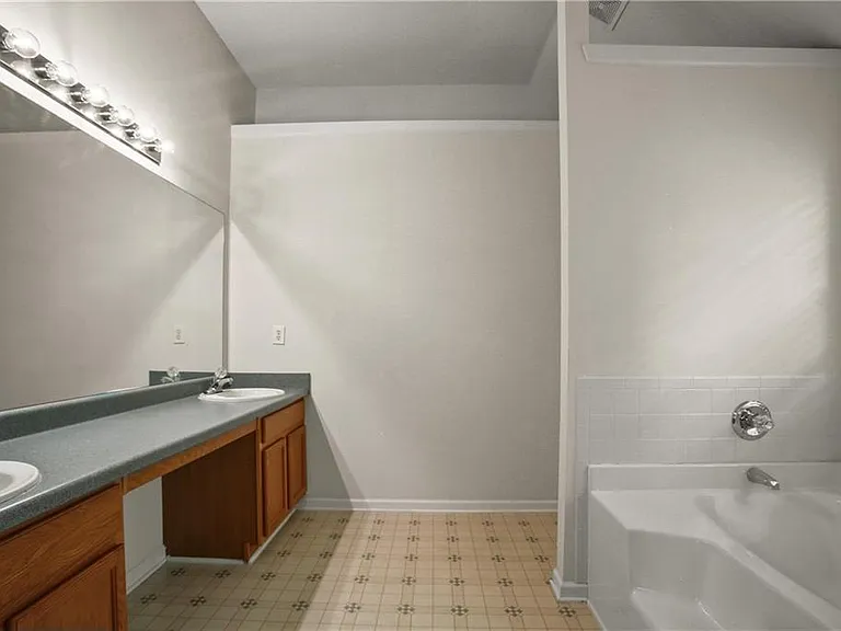 2224 Eagles Nest Cir — Photo 32