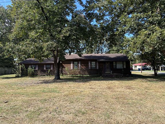 2nd image of 302 Maxine St
