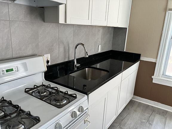3rd image of 86 Osborn St Floor 2