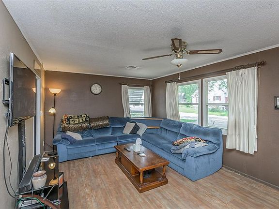 4th image of 3920 Lennox Ave NE