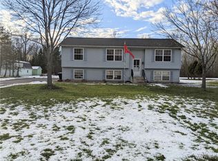 6926 Maple Dr, North Tonawanda, NY 14120