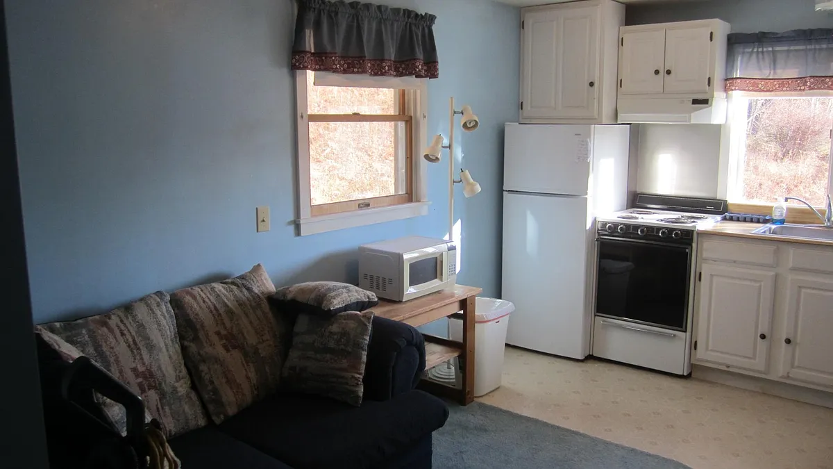 Building Photo - 61 Raymond Rd #61A