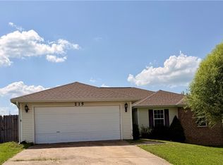 215 Elizabeth Dr, Huntsville, AR 72740