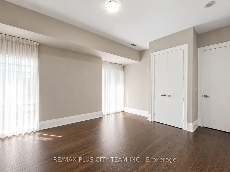 29 Queens Quay E #Townhouse 122 — Photo 15