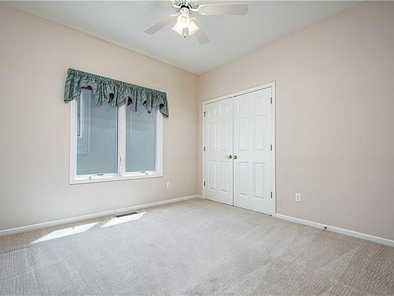 5th image of 412 NE Wild Rose Ln