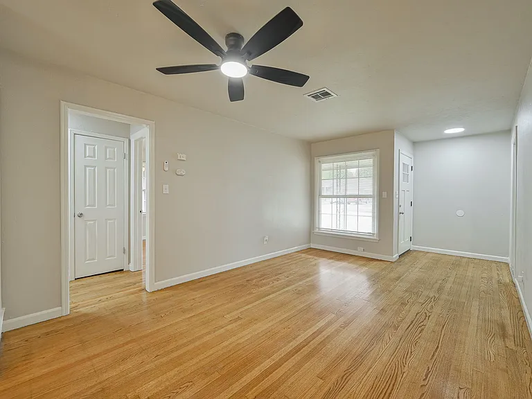1617 Andover Ct — Photo 2