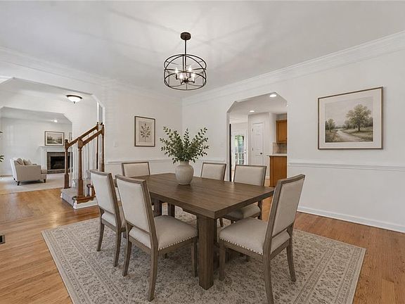 3rd image of 125 W Chestnut Way