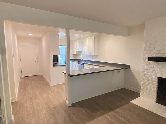 Breakfast Bar and Kitchen