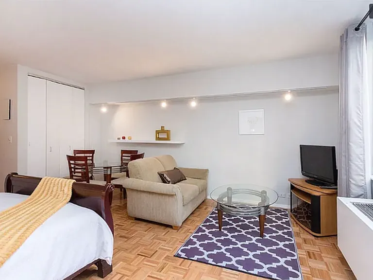 393 W 49th St #2V — Photo 4