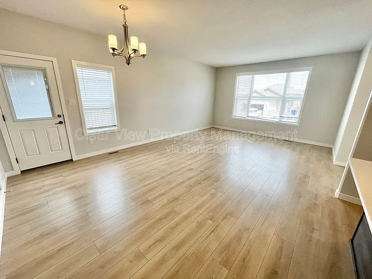 90 Sunridge Blvd W #UPPER LEVEL — Photo 7