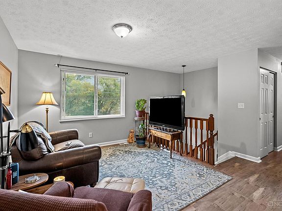 3rd image of 391 Viscount Dr