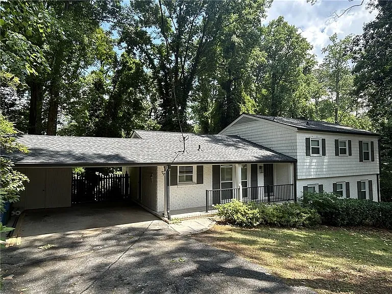 370 Herrington Dr NE — Photo 2