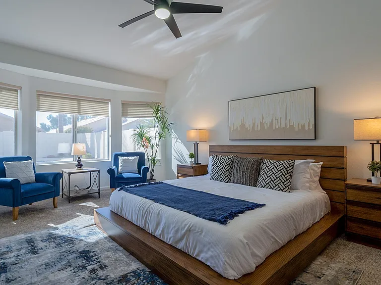 Large 1ST FLOOR MASTER suite: King Size Bed +65" Smart TV