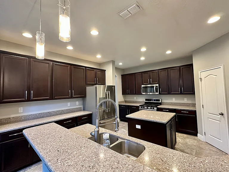 7922 Hampton Lake Dr — Photo 5