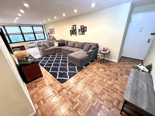 Sold by Winzone Realty Inc | media 18