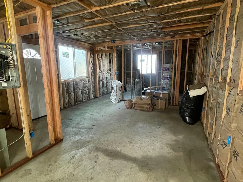 2nd image of 914 W 88th St