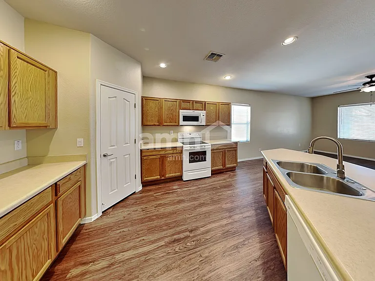 11602 W Grant St — Photo 3