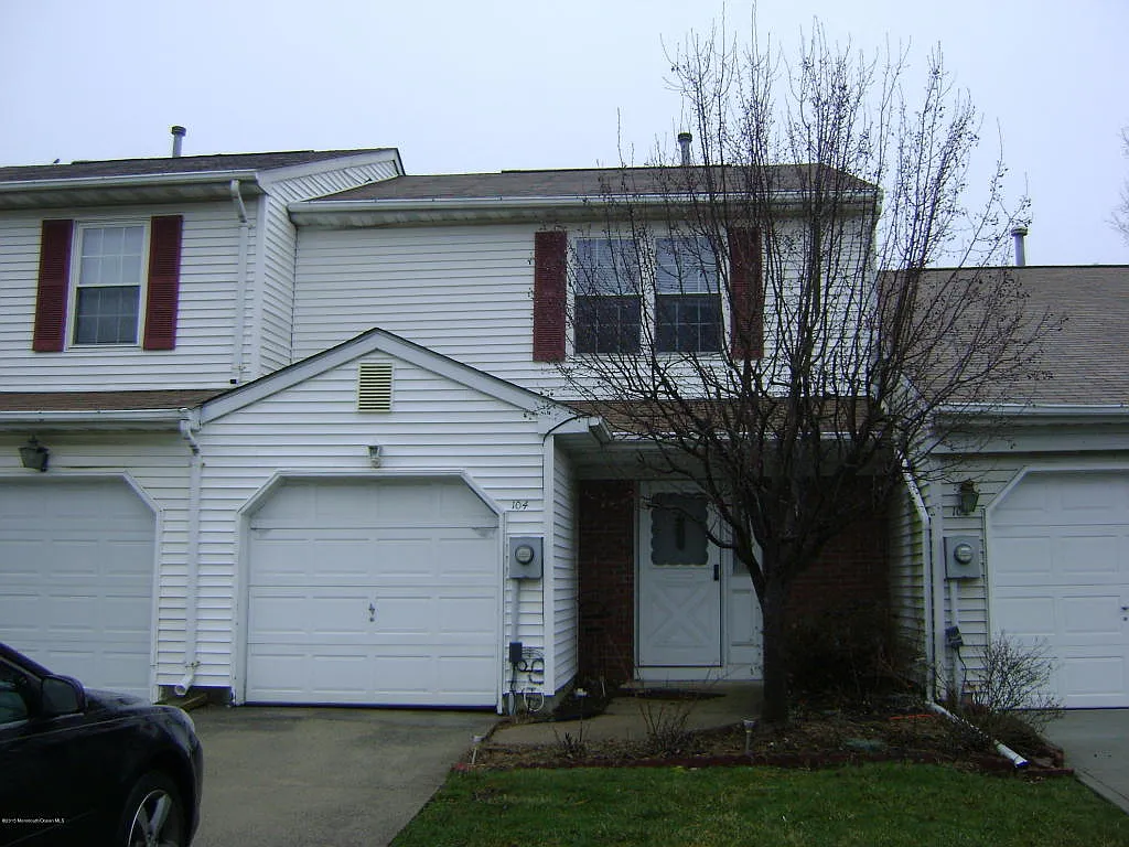 104 Oak Ln photo 1