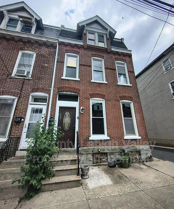 127 N 12th St
