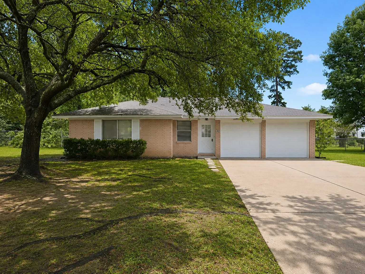 3 bed, 1.5 bath, 1121 sqft, $1,525 — Photo 2