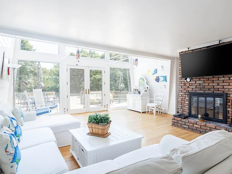 54 Cliff Rd — Photo 4