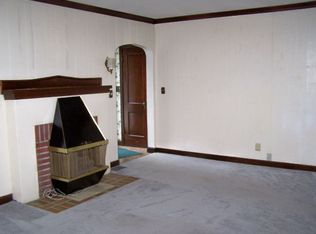 105 N 4th St, Clinton, MO 64735