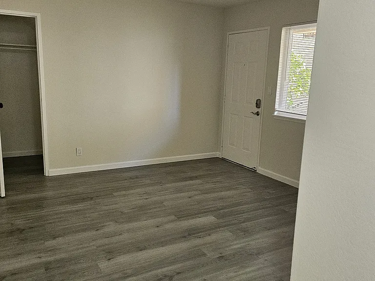 1860 Ednamary Way — Photo 4