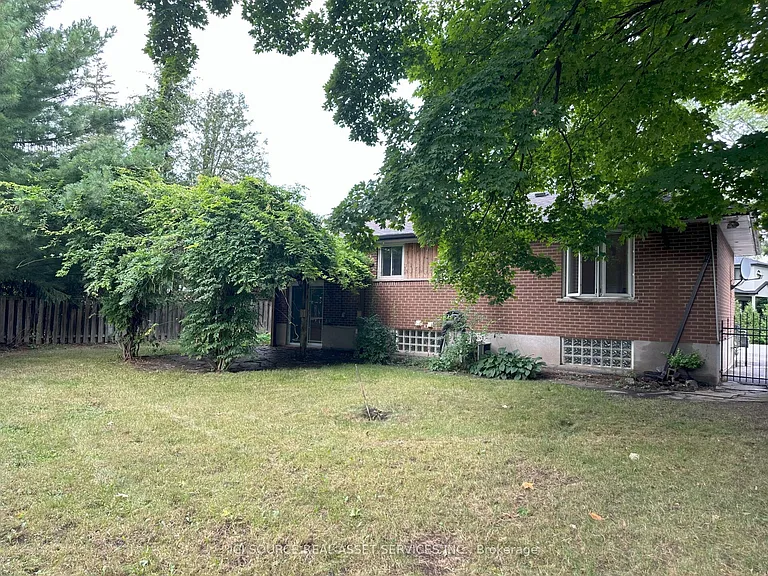 570 Wingrove Cres — Photo 2