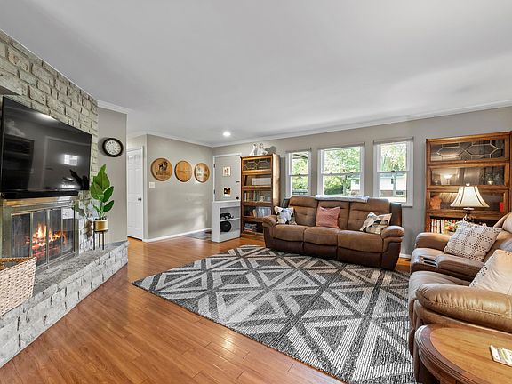 4th image of 3255 Darbyshire Dr