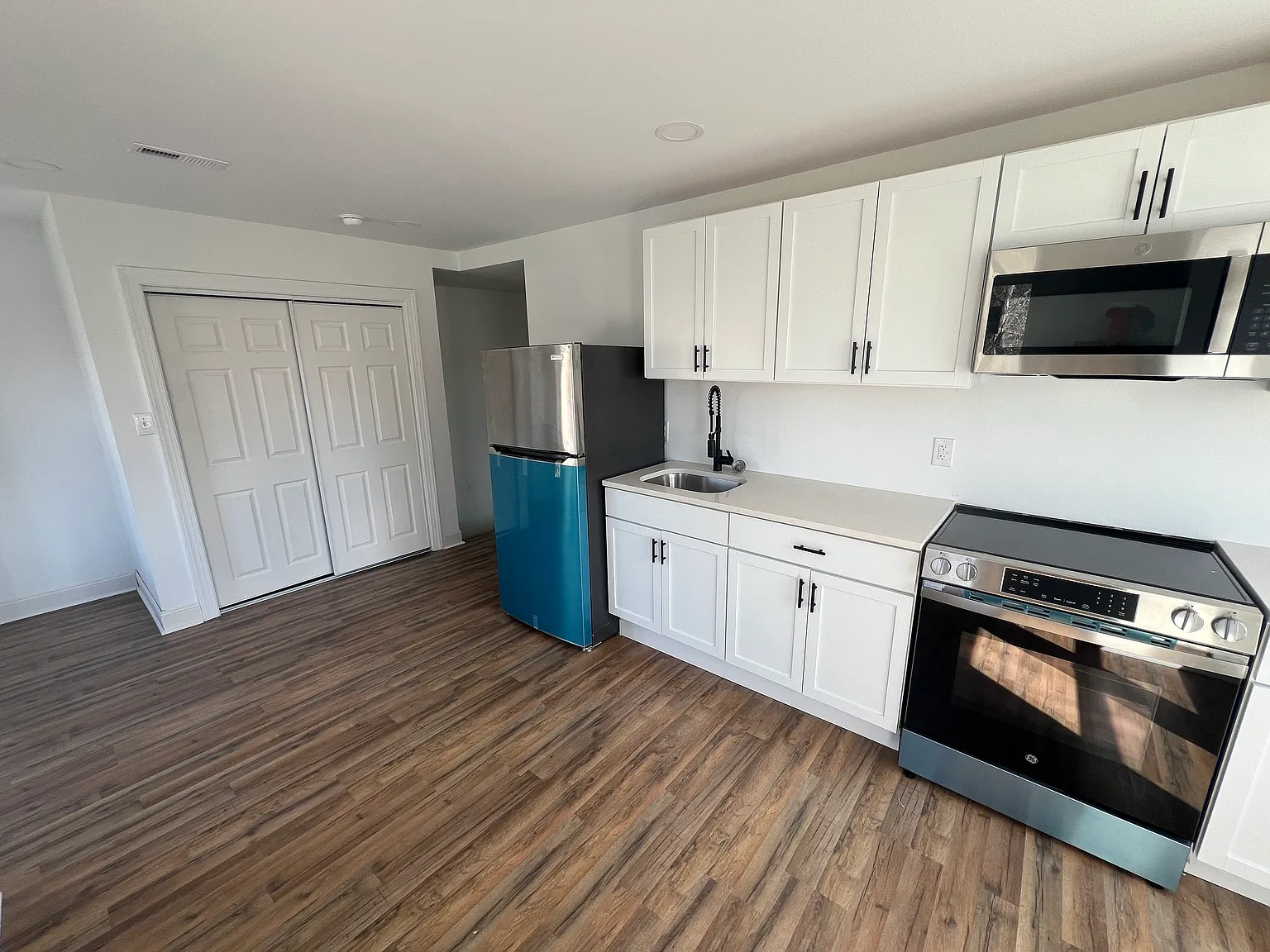 2 bed, 1000 sqft, $1,450 — Photo 3
