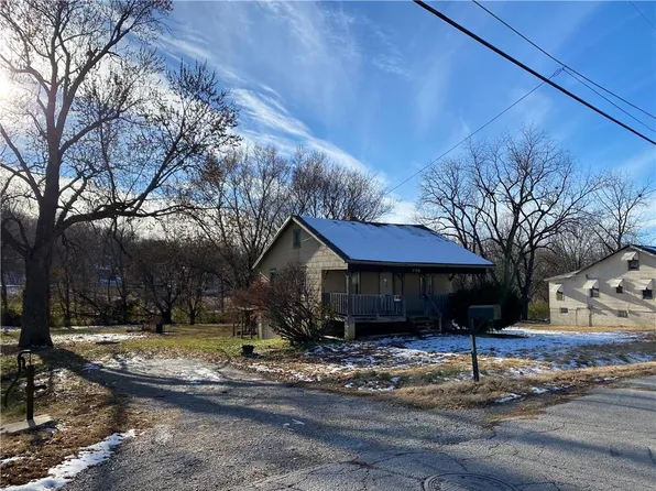 930 Sunset Dr, Saint Joseph, MO 64503