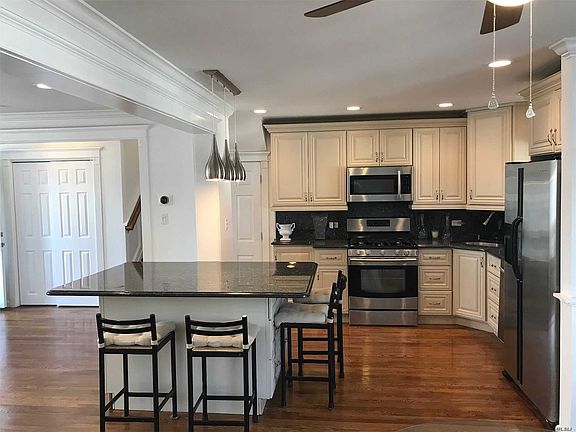 4th image of 2681 Doris Ave