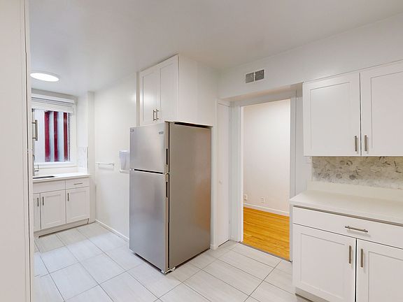 4th image of 1982 Sacramento St #102