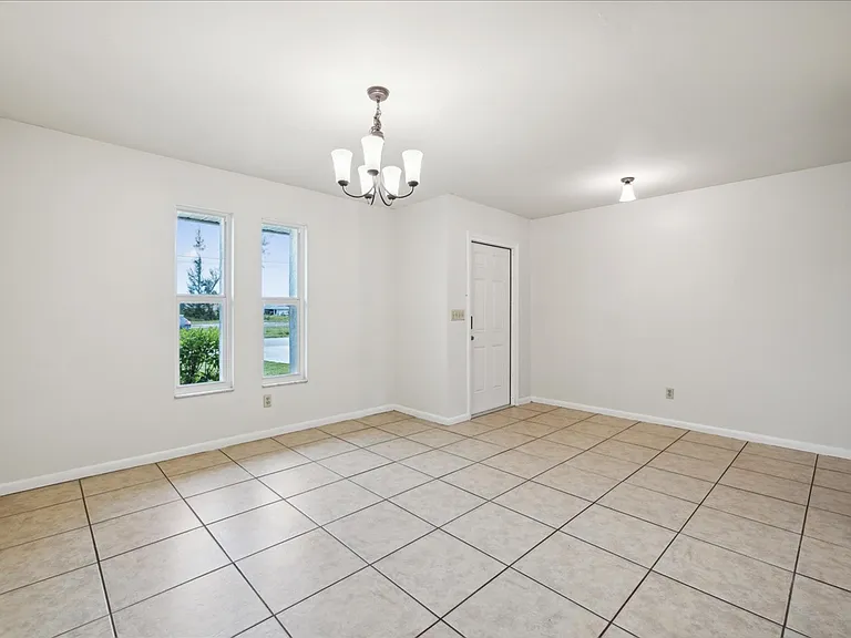 607 SW 26th St — Photo 3
