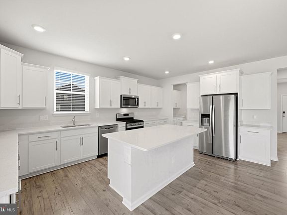 5th image of 380 Norris St
