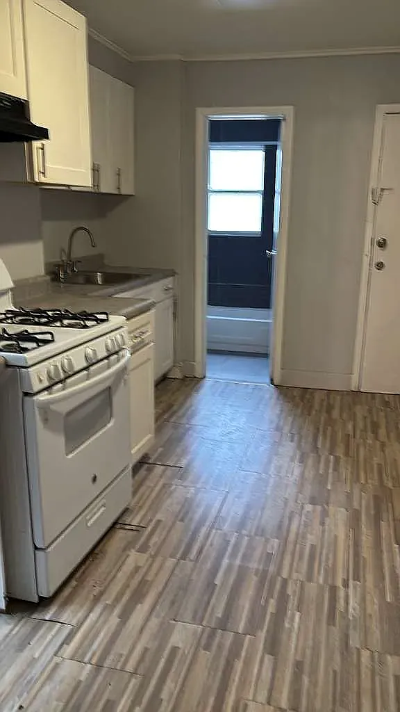 3 bed, 1000 sqft, $2,099 — Photo 1