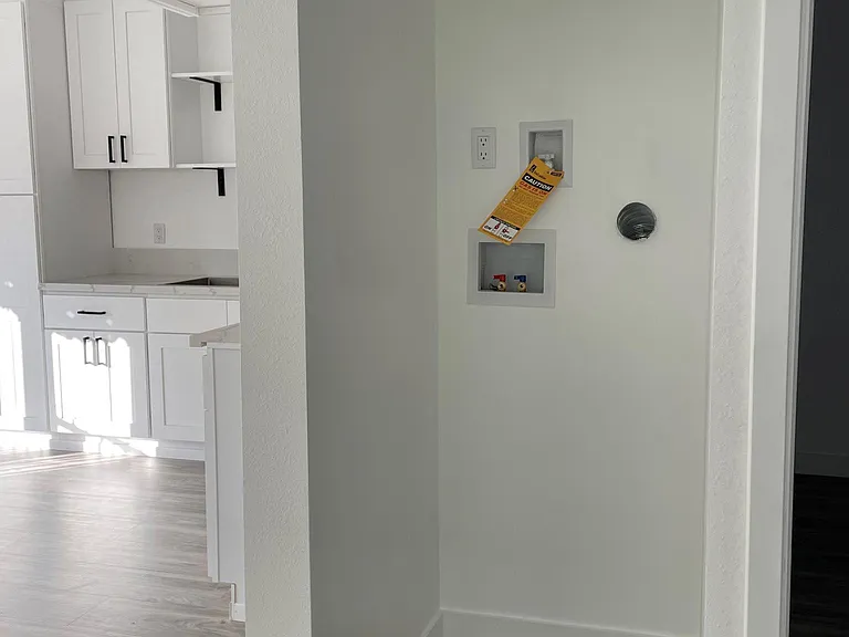 150 N Hicks Ave — Photo 6