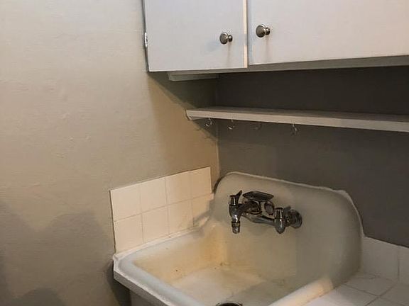 5th image of 1002 Summit Ave APT A
