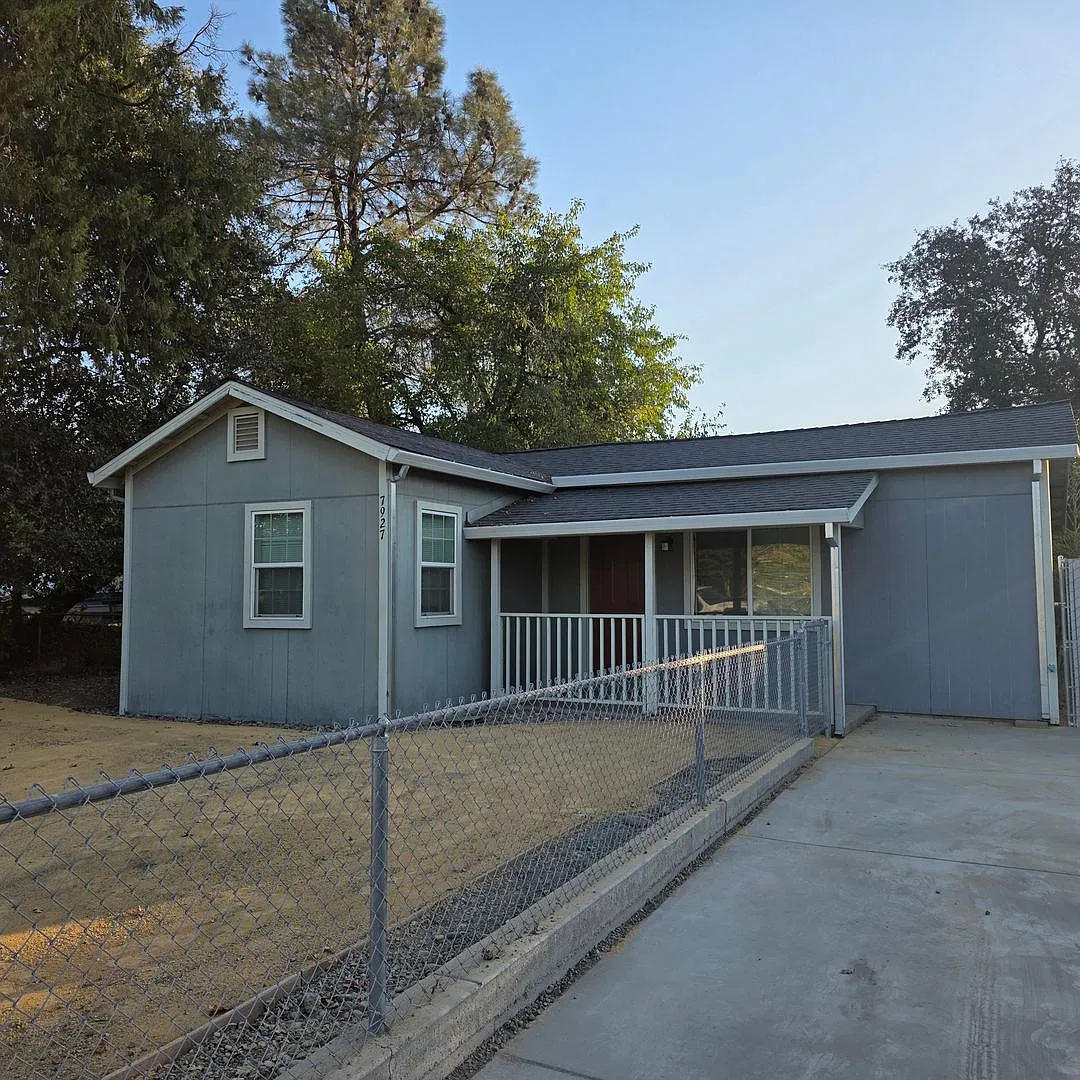 2 Bed 1 Bath House With Fenced Back Yard — Photo 1