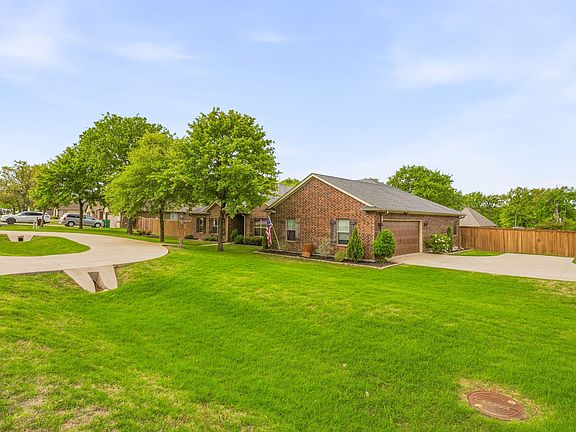 5th image of 104 Canter Lane Dr