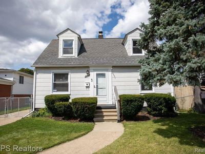 8233 Sterling St, Center Line, MI, 48015