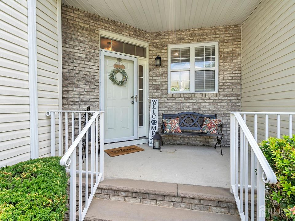 1st image of 18 Frost Ln