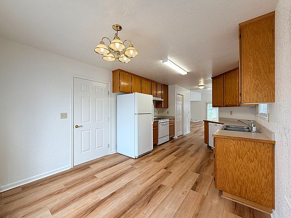 4th image of 2115 Foxwood Dr