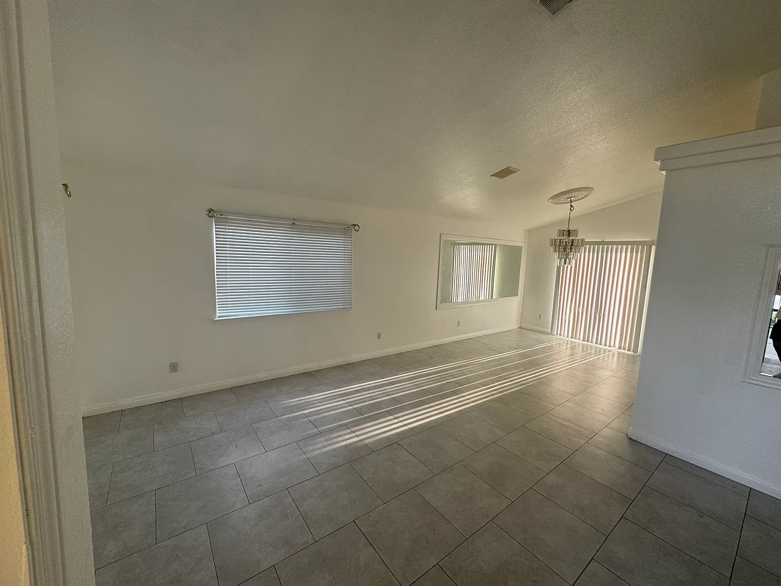 3 bed, 2.5 bath, 1695 sqft, $2,100 — Photo 3