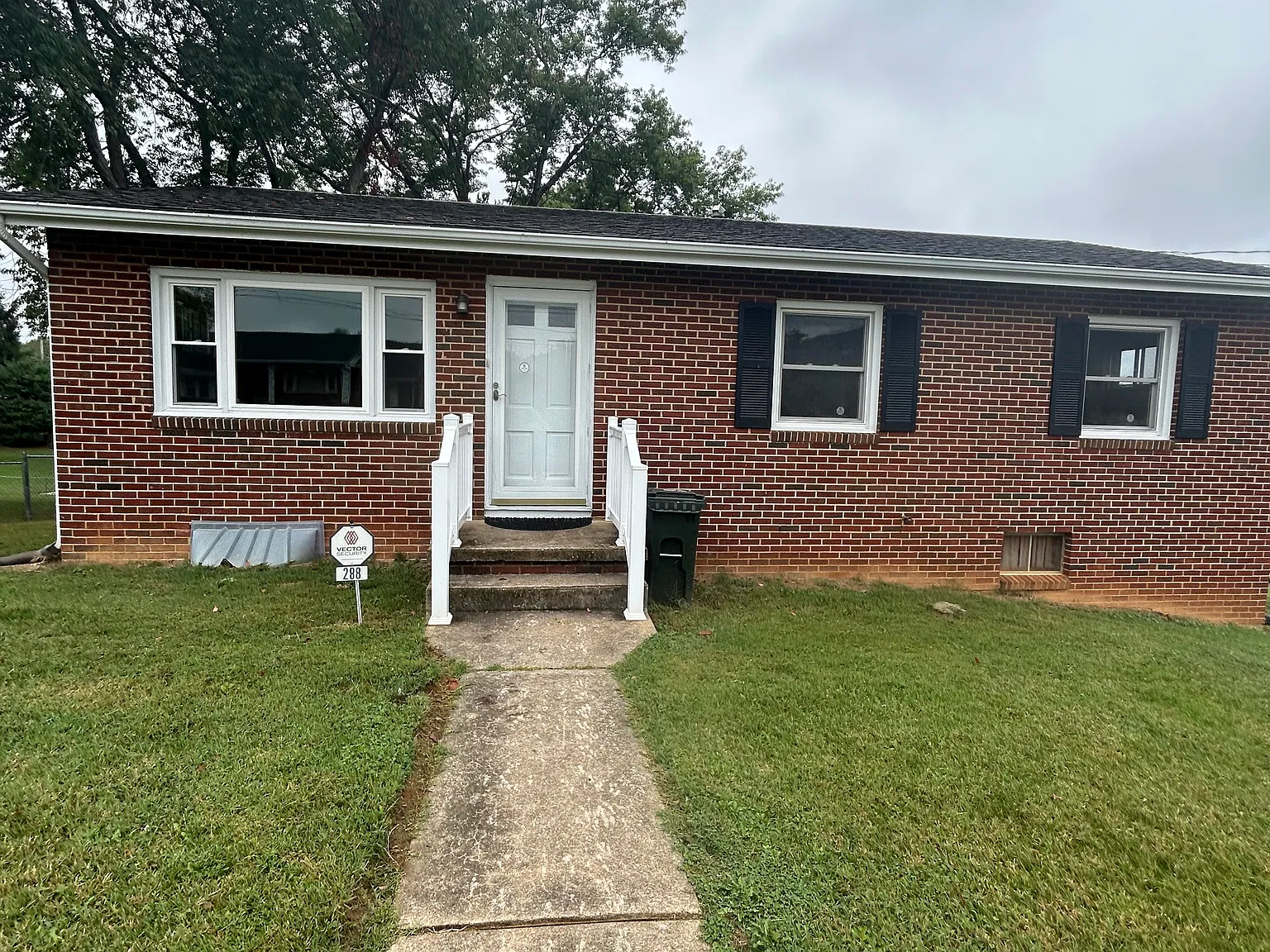 3 bed, 1040 sqft, $1,600 — Photo 2